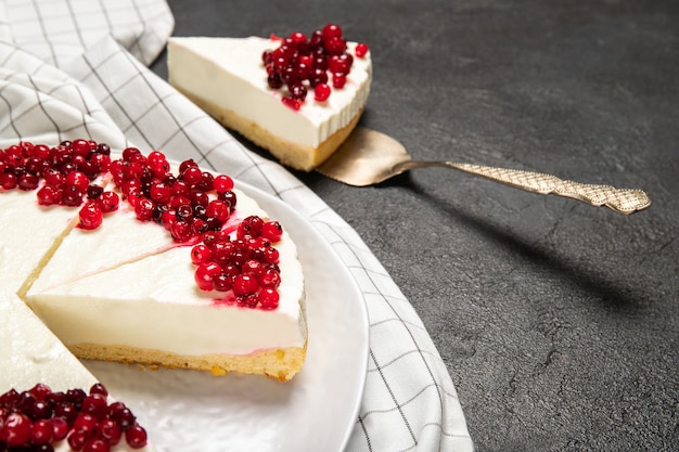 Teller mit leckerem Käsekuchen und frischen Beeren auf dem Tisch