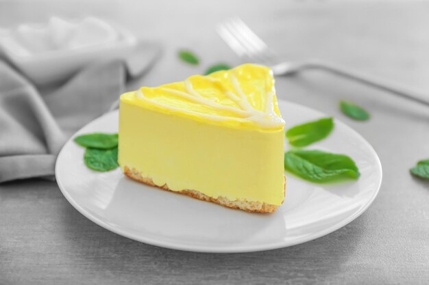 Teller mit leckerem Soufflékuchen auf dem grauen Tisch