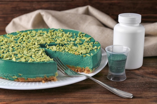 Foto teller mit leckerem spirulina-käsekuchen auf dem tisch