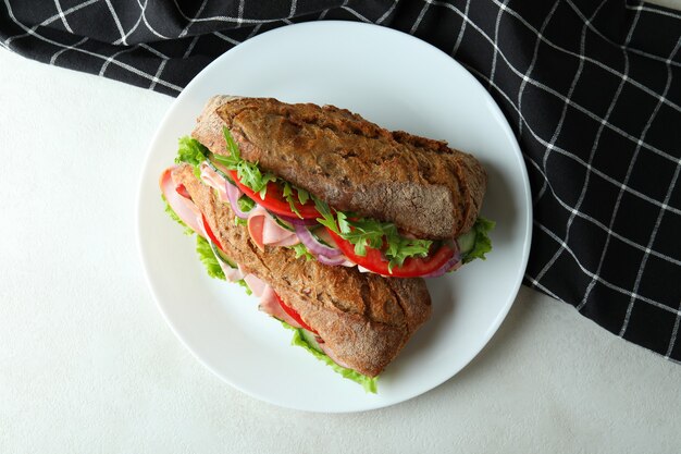 Teller mit leckeren Ciabatta-Sandwiches, Ansicht von oben