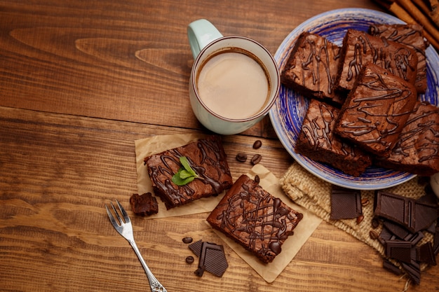 Teller mit leckeren Schokoladenbrownies