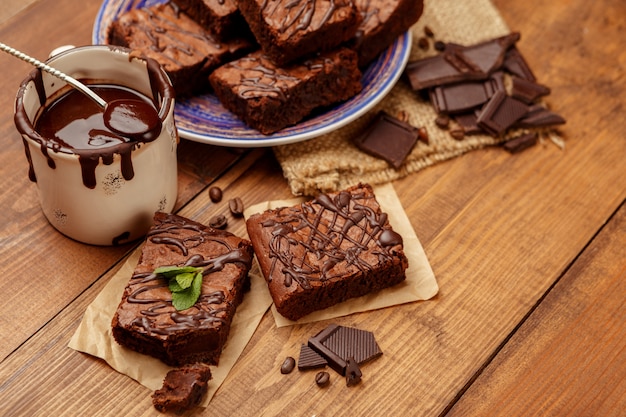 Teller mit leckeren Schokoladenbrownies