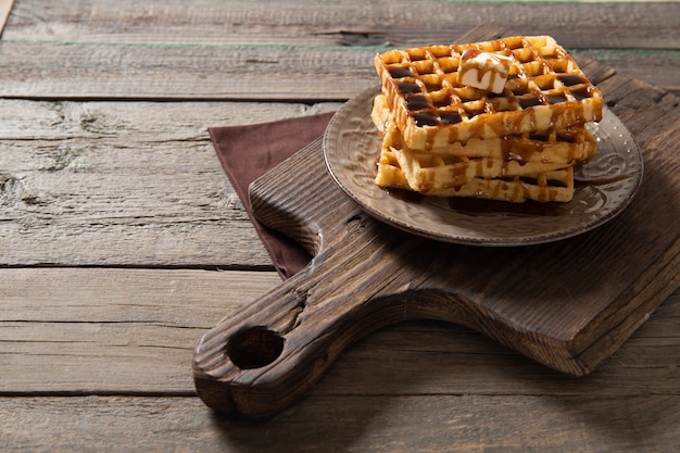 Teller mit leckeren Waffeln mit Karamell