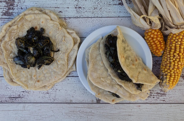 Teller mit mexikanischen Tacos, gefüllt mit Huitlacoche