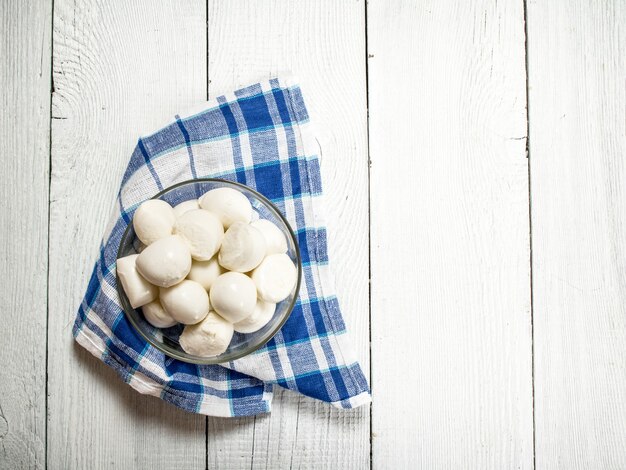 Teller mit Mozzarella auf einer Serviette.