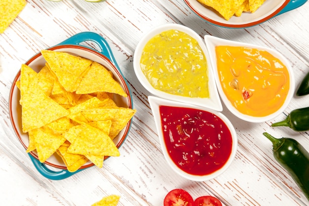 Teller mit Nachos mit verschiedenen Dips