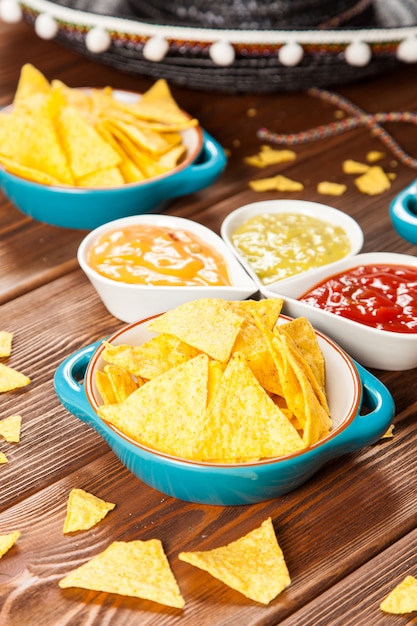 Teller mit Nachos mit verschiedenen Dips