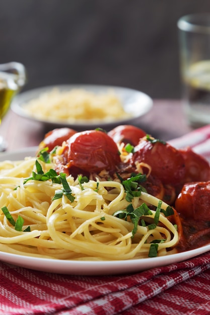 Foto teller mit nudeln mit kirschtomatensauce und käse