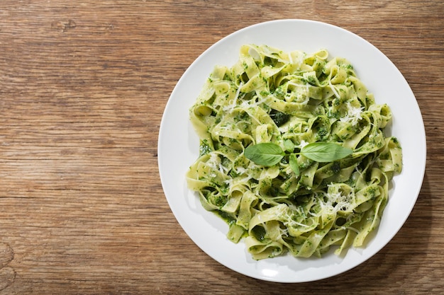 Teller mit Nudeln mit Pesto-Sauce von oben