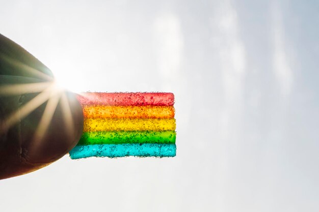 Teller mit Regenbogenmarmelade in der Hand auf dem Lumen des Sonnenlichts