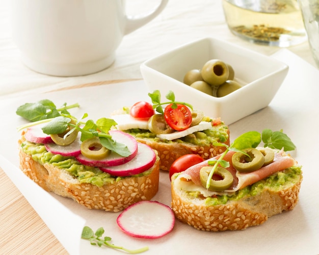 Foto teller mit rote-bete-oliven-sandwiches