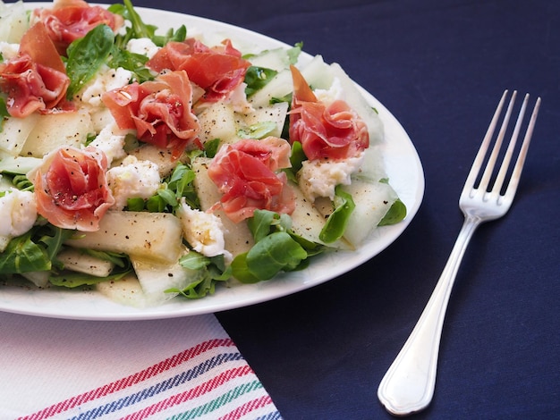 Teller mit Salat und Gabel