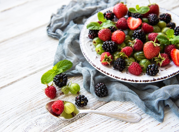 Teller mit Sommerbeeren