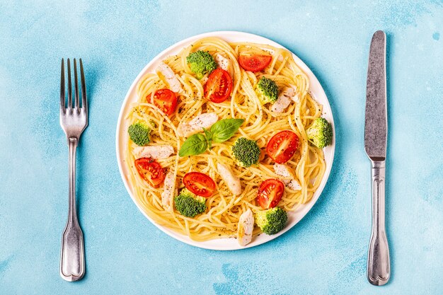 Teller mit Spaghetti-Tomaten-Brokkoli-Huhn