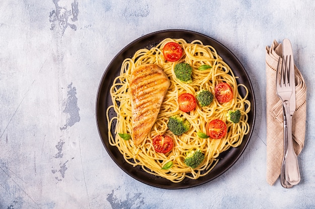 Teller mit Spaghetti-Tomaten-Brokkoli-Huhn