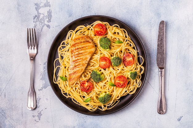 Teller mit Spaghetti-Tomaten-Brokkoli-Huhn