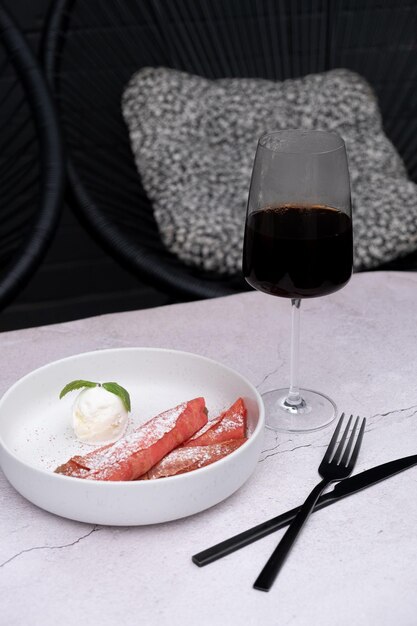 Teller mit süßen rosa Pfannkuchen und Eis mit Kaffeeglas oben