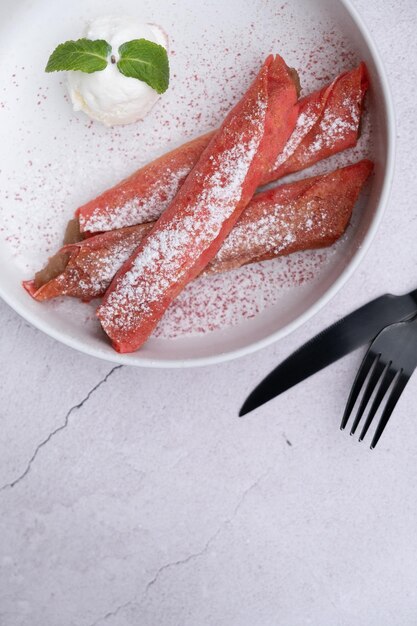 Teller mit süßen rosa Pfannkuchen und Eis von oben