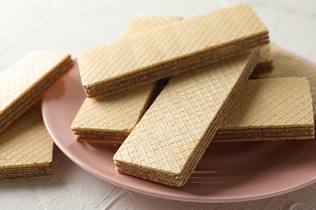 Teller mit süßen Waffeln auf Weiß