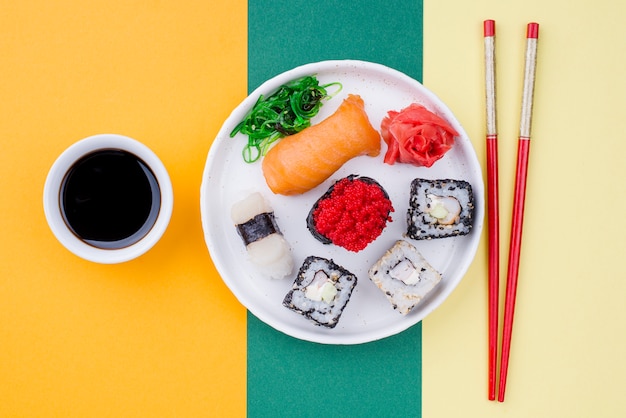 Foto teller mit sushi und sauce daneben