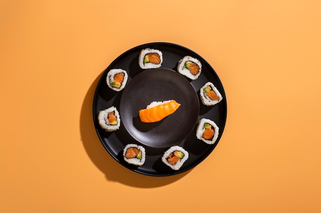 Foto teller mit sushirollen mit nigiri