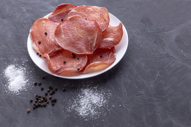 Teller mit Trockenfleisch und Gewürzen