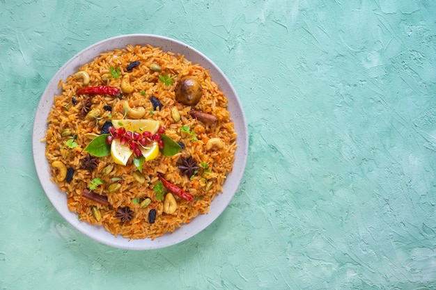 Teller mit vegetarischen Pilaw. Asiatisches Gericht. Ansicht von oben.