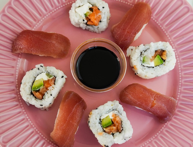Teller mit verschiedenen Sushi-Stücken