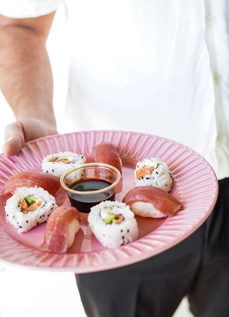 Teller mit verschiedenen Sushi-Stücken