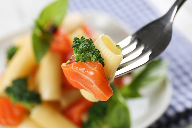 Teller Pasta mit Lachs und Brokkoli closeup