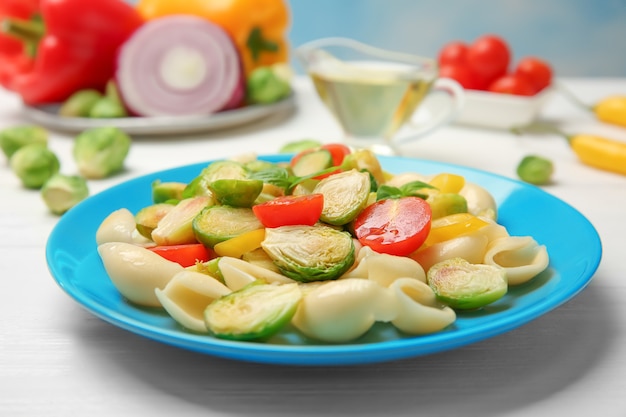 Teller Pasta mit Rosenkohl auf Tisch