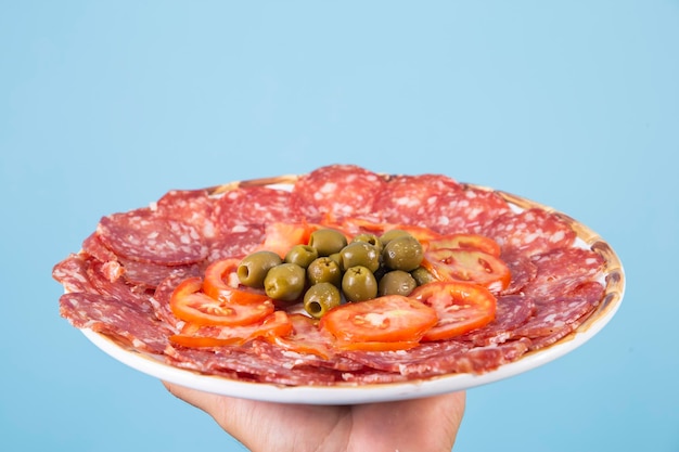 Teller Salami mit Tomaten und Oliven