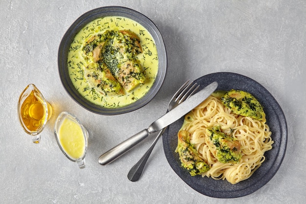 Teller Spaghetti mit gebratenem Hähnchen, gebacken mit Kräutern und Sahnesauce