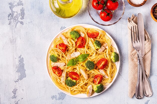 Teller Spaghetti mit Gemüse und Hühnchen