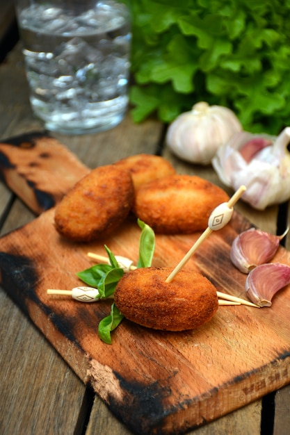 Teller voll mit hausgemachten Kroketten aus Schinken