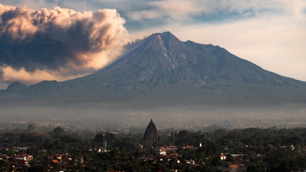 Foto telón de fondo dramático montaña merapi