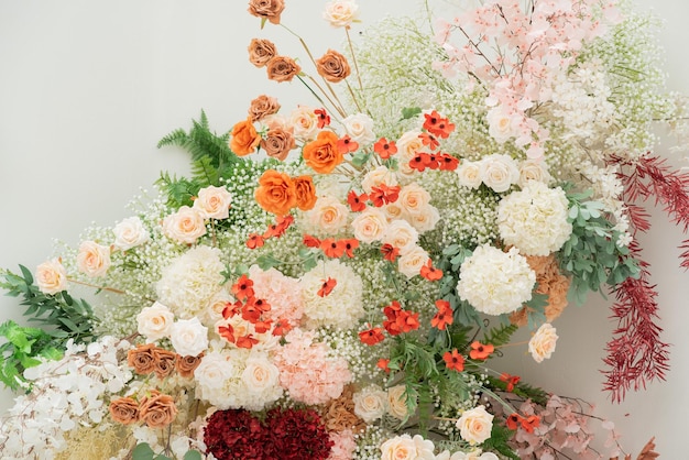 El telón de fondo de la flor de la boda el fondo colorido la rosa fresca el racimo de flores