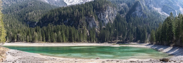 Telón de fondo de montaña que se refleja en las aguas cristalinas del lago Tovel Ville d'Anaunia Trentino Italia