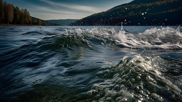 Telón de fondo montañoso con olas entrecortadas y un ángulo de cámara bajo que captura la intrincada superficie de los tiburones de agua ondulada del lago turbulento