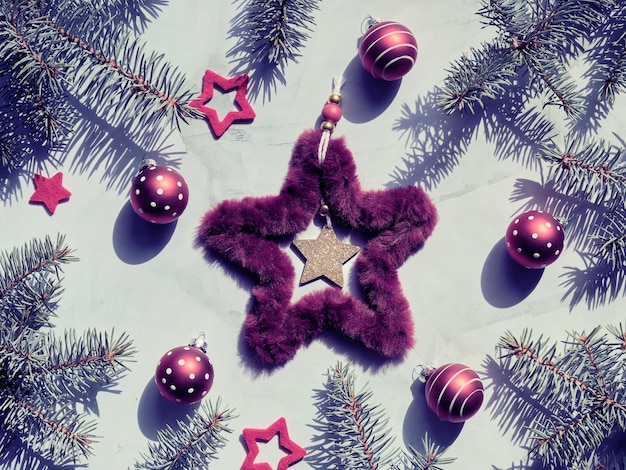 Telón de fondo de Navidad con estrella de piel esponjosa Corona de Navidad y juguetes de burbujas rojas con lunares Imagen tonificada verde burdeos plano