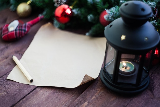 telón de fondo de Navidad una lista de deseos vacía para Santa Claus en una mesa de madera marrón decoración de año nuevo