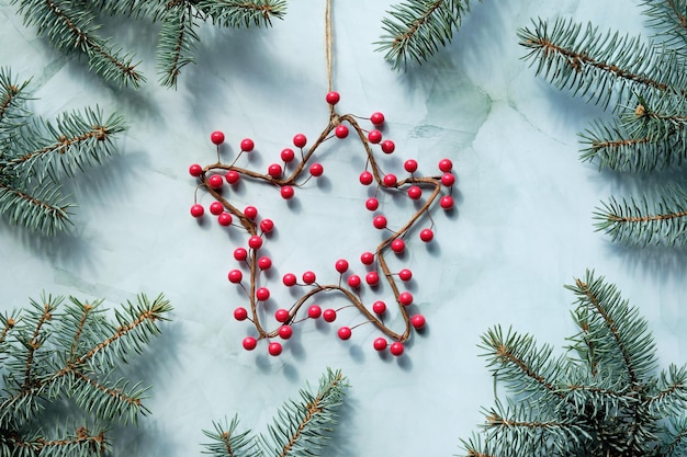 Telón de fondo de Navidad verde con corona de Navidad en forma de estrella Plano verde con ramitas de abeto sin decorar en piedra