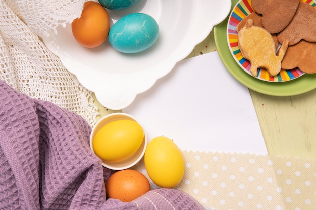 Foto telón de fondo de pascua con huevos de colores y galletas caseras