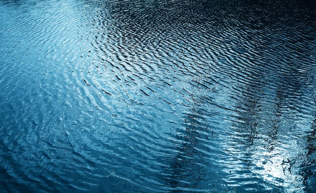 Telón de fondo de textura de agua de río azul cristalino