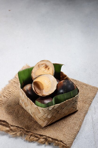 Telur asin Bakar ou Asap ou ovo salgado defumado, comida culinária de Brebes, Indonésia.