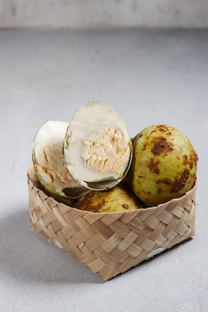 Telur Asin Pindang oder gesalzenes Entenei ist ein indonesisches Essen, das durch Einweichen von Enteneiern in Salzlake hergestellt wird.
