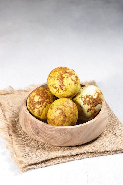 Telur asin pindang ou ovo de pato salgado é comida indonésia feita por imersão de ovos de pato em molho de salmoura.
