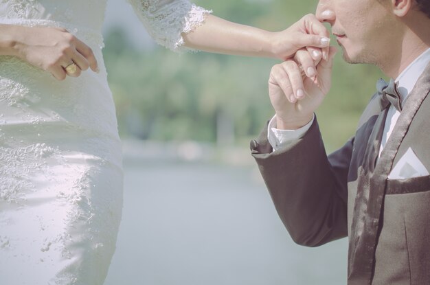 Tema de la boda, la celebración de las manos de los recién casados