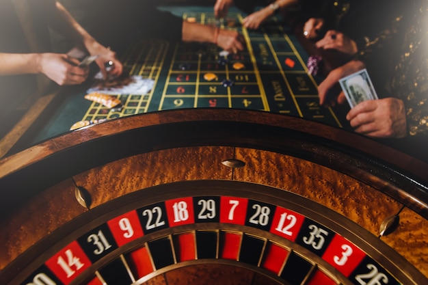 Tema del casino Los jugadores irreconocibles juegan al casino con dinero.