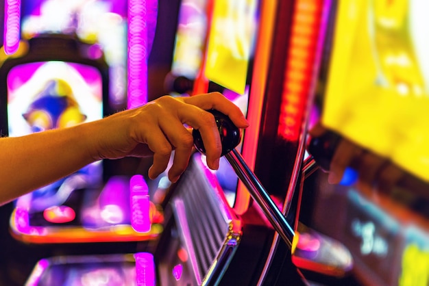 Foto tema da indústria de jogos mulher jogando com uma mão casino jogo de máquina caça-níqueis mão caucasiana close up